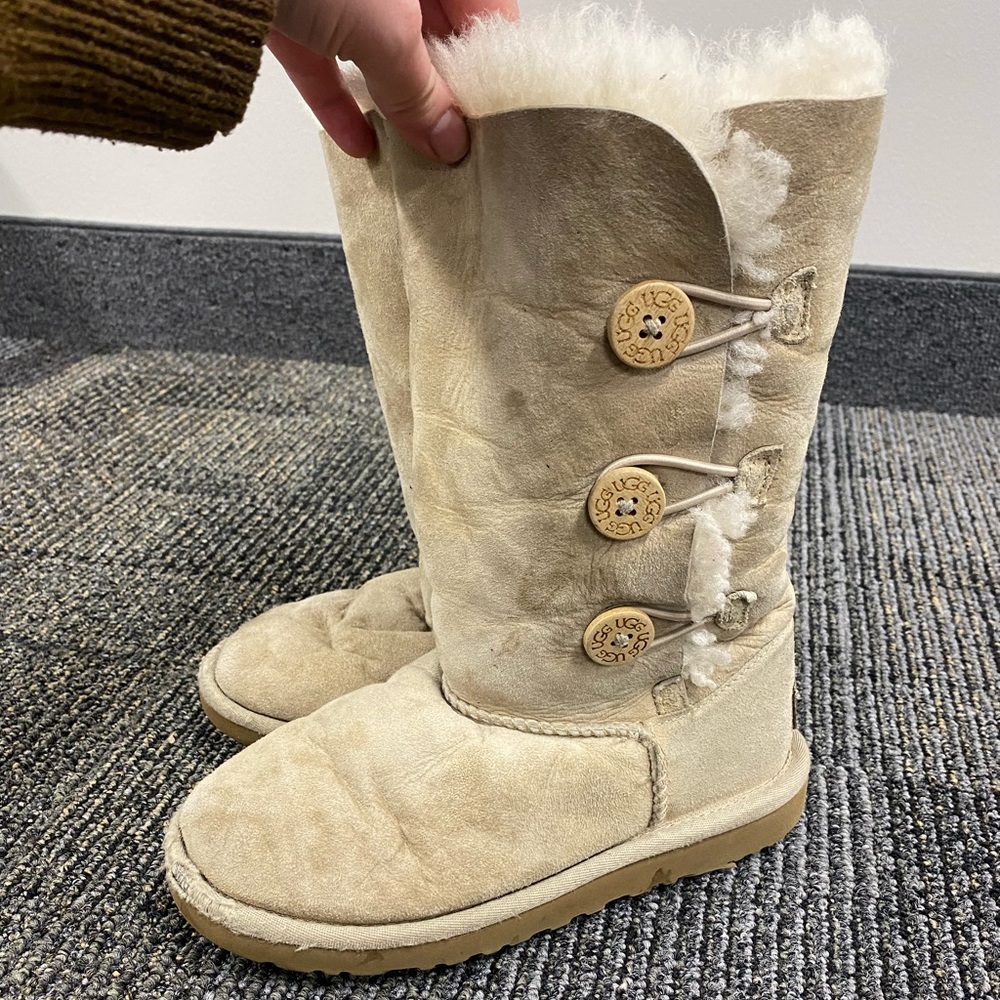 Girls Ugg boots size 5